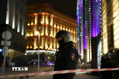Nhân viên an ninh Nga phong tỏa tuyến phố ở thủ đô Moskva. (Ảnh: AFP/TTXVN)