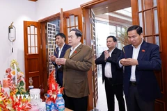 Chủ tịch Quốc hội Trần Thanh Mẫn thăm gia đình và dâng hương tưởng nhớ cố Tổng Bí thư, Chủ tịch Quốc hội Nguyễn Phú Trọng. (Ảnh: Doãn Tấn/TTXVN)