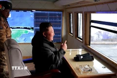 Nhà lãnh đạo Triều Tiên Kim Jong Un giám sát cuộc tập trận phóng tên lửa siêu vượt âm tại Bình Nhưỡng ngày 4/1. (Ảnh: Yonhap/TTXVN)