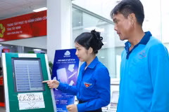 Thanh niên tình nguyện hướng dẫn người dân lấy số thứ tự tại Trung tâm phục vụ Hành chính công tỉnh Tây Ninh. (Ảnh: Thành Phương/TTXVN)