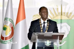 Tổng thống Côte d'Ivoire Alassane Ouattara phát biểu tại lễ nhậm chức ở Abidjan ngày 14/12/2020. (Ảnh: AFP/TTXVN)