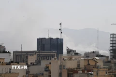 Khói bốc lên từ địa điểm ở Tehran, Iran ngày 28/2. (Ảnh: THX/TTXVN)