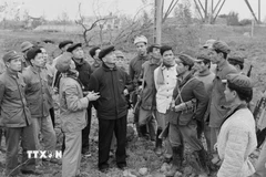 Thủ tướng Phạm Văn Đồng thăm hỏi các chiến sỹ tự vệ Đài phát thanh Mễ Trì, nơi bị máy bay Mỹ ném bom bắn phá ngày 31/12/1972. (Ảnh: Minh Trường/TTXVN)