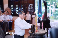 Thủ tướng Lê Minh Hưng dâng hương tại khu lưu niệm cố Chủ tịch Hội đồng Bộ trưởng Phạm Hùng. (Ảnh: Dương Giang/TTXVN)