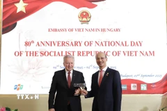 Đại sứ Bùi Lê Thái (phải) và ông István Jakab, Phó Chủ tịch Quốc hội Hungary, tại lễ kỷ niệm. (Ảnh: TTXVN phát)