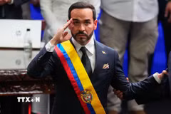 Tân Tổng thống Colombia Abelardo de la Espriella tuyên thệ nhậm chức tại thành phố Cali. (Ảnh: THX/TTXVN phát)