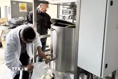 Các nhà nghiên cứu của CDER sử dụng thiết bị. (Ảnh: TTXVN phát)