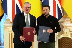 Thủ tướng Anh Keir Starmer và Tổng thống Ukraine Volodymyr Zelensky tại lễ ký kết thỏa thuận đối tác 100 năm. (Nguồn: Reuters)