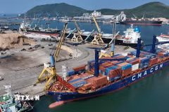 Bốc xếp hàng container nhập khẩu tại cảng quốc tế Nghi Sơn, phường Nghi Sơn, tỉnh Thanh Hóa. (Ảnh: Vũ Sinh/TTXVN)