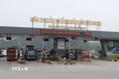 Phương tiện chở hàng xuất nhập khẩu lưu thông qua bến bãi khu vực cửa khẩu Quốc tế Hữu Nghị, tỉnh Lạng Sơn. (Ảnh: Quang Duy/TTXVN)
