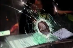 Xe đang lưu thông tốc độ cao bị kẻ xấu ném đá thủng cả kính chắn gió trên cao tốc Bắc-Nam đoạn qua tỉnh Quảng Trị. (Ảnh: Công an cung cấp)