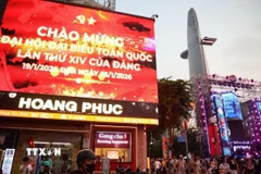 Hệ thống pano, áp phích tuyên truyền Đại hội XIV hòa vào cảnh quan đô thị trung tâm Thành phố Hồ Chí Minh, khu vực Phố đi bộ Nguyễn Huệ tập trung đông đảo người dân, du khách. (Ảnh: Hồng Đạt/TTXVN)