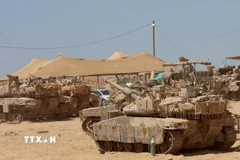 Xe quân sự Israel được triển khai gần biên giới với Dải Gaza. (Ảnh: THX/TTXVN)