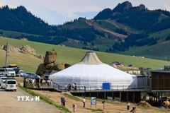 Một Ger cỡ lớn là điểm dừng chân, tham quan và trải nghiệm cho du khách. (Ảnh: Thanh Tùng/TTXVN)