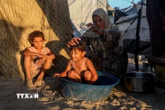 Người dân Palestine tại trại tị nạn ở Gaza. (Ảnh: THX/TTXVN)