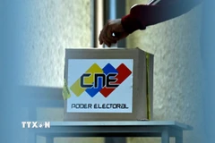 Cử tri bỏ phiếu trong cuộc bầu cử Tổng thống tại điểm bầu cử ở Caracas, Venezuela, ngày 28/7/2024. (Ảnh: THX/TTXVN)