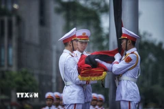 Đội tiêu binh thực hiện các nghi thức treo cờ rủ Lễ Quốc tang nguyên Chủ tịch nước Trần Đức Lương. (Ảnh: Tuấn Anh/TTXVN)