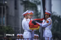 Đội tiêu binh thực hiện các nghi thức treo cờ rủ Lễ Quốc tang nguyên Chủ tịch nước Trần Đức Lương. (Ảnh: Tuấn Anh/TTXVN)