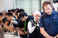 Khách hàng trải nghiệm các sản phẩm của Apple tại Cupertino, California, Mỹ. (Ảnh: THX/TTXVN)