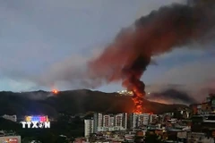 Khói lửa bốc lên tại khu phức hợp quân sự Fuerte Tiuna lớn nhất Venezuela, sau một loạt tiếng nổ ở thủ đô Caracas ngày 3/1. (Ảnh: France24/TTXVN)