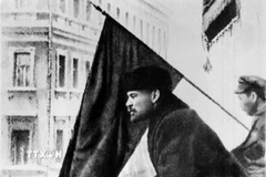 Từ trên trụ sở Xôviết (Moskva), Vladimir Ilyich Lenin nói chuyện với Hồng quân trước giờ lên đường chiến đấu (16/10/1919). (Ảnh: Tư liệu TTXVN)