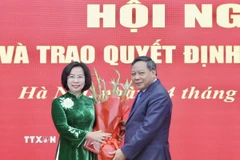 Phó Bí thư Thường trực Thành ủy Hà Nội Nguyễn Văn Phong tặng hoa, chúc mừng bà Bùi Huyền Mai được chỉ định giữ chức vụ Bí thư Đảng ủy MTTQ Việt Nam thành phố Hà Nội nhiệm kỳ 2025-2030. (Ảnh: Minh Nghĩa/TTXVN)