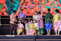 Tiết mục tái hiện Lễ Cúng trăng của đồng bào Khmer tại chương trình. (Ảnh: Hồng Thái/TTXVN)