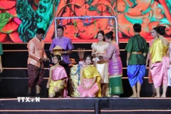 Tiết mục tái hiện Lễ Cúng trăng của đồng bào Khmer tại chương trình. (Ảnh: Hồng Thái/TTXVN)