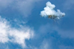 Một tên lửa đánh chặn thuộc hệ thống Vòm sắt đã phá hủy một tên lửa đang bay tới. (Nguồn: AFP)