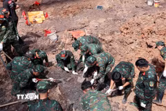 Cán bộ, chiến sỹ Đội tìm kiếm, quy tập hài cốt liệt sỹ làm việc tại địa điểm khai quật khu B của Công viên Lê Thị Riêng. (Ảnh: Xuân Khu/TTXVN)