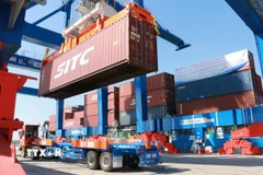 Xe đầu kéo tiếp nhận container hàng hóa tại cảng Phước An. (Ảnh: Công Phong/TTXVN)