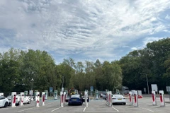 Một bãi đỗ kết hợp các điểm sạc nhanh dành riêng cho xe ôtô điện tại thị trấn Chippenham (Anh). (Ảnh: Hữu Tiến/TTXVN)