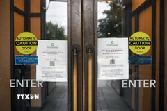 Thông báo đóng cửa tạm thời tại Bảo tàng Lịch sử Tự nhiên Quốc gia ở Washington, D.C., Mỹ. (Ảnh: THX/TTXVN)