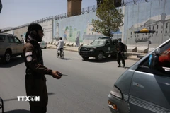 Lực lượng an ninh Afghanistan gác tại hiện trường một vụ tấn công ở Kabul. (Ảnh: THX/TTXVN)
