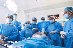 Các bác sỹ Bệnh viện Từ Dũ phối hợp cùng Bệnh viện Nhi đồng 1 Thành phố Hồ Chí Minh thực hiện can thiệp thông tim bào thai. (Ảnh: TTXVN phát)