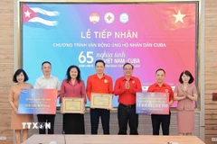Phó Tổng giám đốc TTXVN Nguyễn Thị Sự cùng đoàn cán bộ và đại diện Hội Chữ thập Đỏ tỉnh Hưng Yên trao ủng hộ nhân dân Cuba cho Hội Chữ thập Đỏ Việt Nam. (Ảnh: Lê Đông/TTXVN)