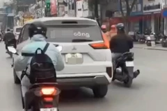 Hình ảnh chiếc xe được người đi đường ghi lại.