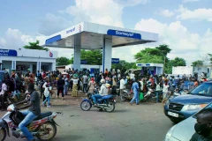 Người dân tập trung tại một trạm xăng giữa lúc thiếu nhiên liệu ở Bamako, Mali. (Nguồn: Reuters)