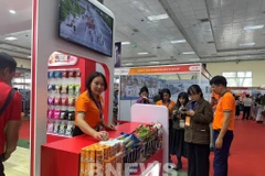 Nhiều sản phẩm chất lượng an toàn thu hút người tiêu dùng tại triển lãm. (Ảnh: Uyên Hương/BNEWS/TTXVN)