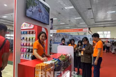 Nhiều sản phẩm chất lượng an toàn thu hút người tiêu dùng tại triển lãm. (Ảnh: Uyên Hương/BNEWS/TTXVN)