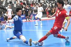 Hossein Tayebibidgoli (phải) của Iran đối mặt với Ibrahim Ahmed Albustani của Iraq trong trận bán kết giữa Iraq và Iran. (Nguồn: Xinhua)