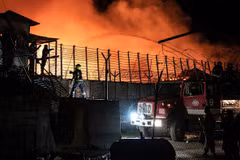 Lính cứu hỏa Afghanistan dập tắt đám cháy tại trung tâm cai nghiện ma túy ở Kabul. (Nguồn: AFP/Getty Images)