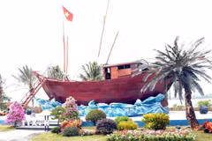 Chiếc thuyền gỗ được phục dựng tại Di tích Bến phà Gianh, là biểu tượng khắc ghi “Chiến thắng trận đầu trên sông Gianh ngày 2 và 5/8/1964 của lực lượng Hải quân nhân dân Việt Nam.” (Ảnh: Tá Chuyên/TTXVN)