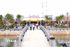 Bến phà Gianh vừa được xây dựng mới trở thành điểm du lịch tâm linh của tỉnh Quảng Trị. (Ảnh: Tá Chuyên/TTXVN)
