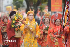 Thành viên đoàn rước Đoàn rước cung nghinh Thánh Mẫu, Hội đồng Tứ phủ bằng đường bộ đến làm lễ ở đình Thương Bạc. (Ảnh: Văn Dũng/TTXVN)