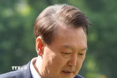 Cựu Tổng thống Hàn Quốc Yoon Suk Yeol tới quận Seocho ở Seoul ngày 3/6/2025. (Ảnh: YONHAP/TTXVN)