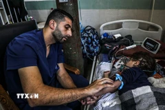 Điều trị cho một em nhỏ Palestine bị ốm tại bệnh viện nhi đồng Al-Rantisi ở thành phố Gaza. (Ảnh: THX/TTXVN)