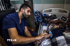 Điều trị cho một em nhỏ Palestine bị ốm tại bệnh viện nhi đồng Al-Rantisi ở thành phố Gaza. (Ảnh: THX/TTXVN)