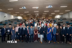 Ban Giám đốc Đại học Kinh tế Quốc dân (NEU) và Đại học West of England (UWE Bristol) cùng các đại biểu tại Hội thảo quốc tế kỷ niệm 15 năm quan hệ hợp tác với chủ đề "Đổi mới sáng tạo toàn cầu, Tương lai số và Phát triển bền vững." (Ảnh: TTXVN phát)