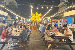 Phố ẩm thực Phan Xích Long (Thành phố Hồ Chí Minh). (Ảnh: Thu Hương/TTXVN)